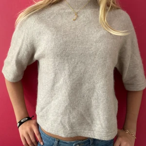 &otherstories stickad t-shirt - Jättefin stickad t-shirt från &other stories! Kommunicera med mig innan om du trycker på köp nu😘