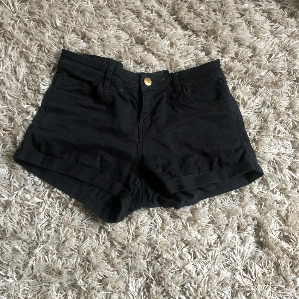 Lågmidjade svarta jeansshorts i storlek 34-35. Jättebra skick och inga defekter! Säljs inte längre i butik💕. Shortsit.