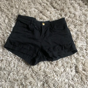 Svarta jeansshorts  - Lågmidjade svarta jeansshorts i storlek 34-35. Jättebra skick och inga defekter! Säljs inte längre i butik💕