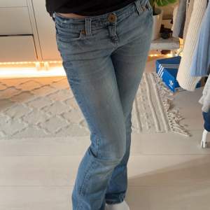 Super snygga ljusblåa jeans som tidigare är köpta på Plick💗Midja: 35cm rakt över, innerbenslängd: cirka 80cm