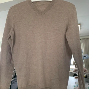 Calvin Klein tröja  - Fin Calvin Klein tröja i beige