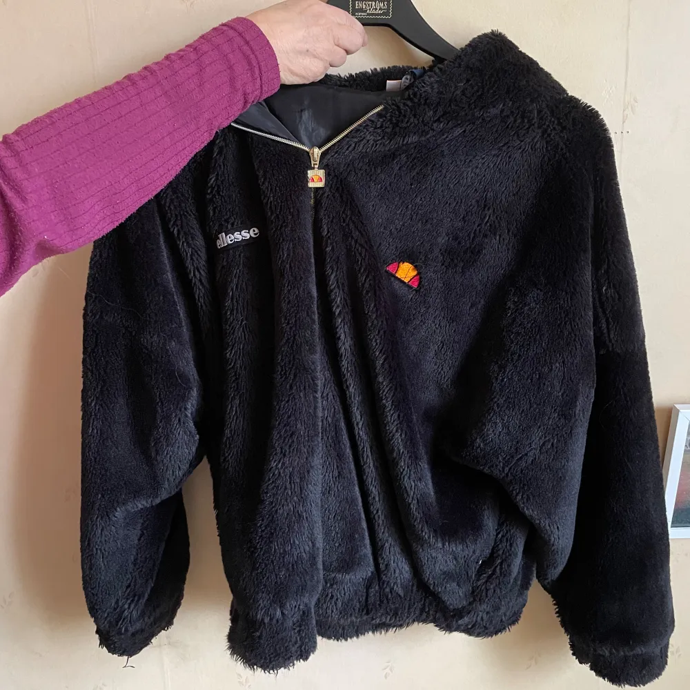 Jacka i storlek 36 från ellesse, nypris ca 1000kr, obs min jacka har dragkedja i guld och saknar band från luvan (se andra bilden) 🦋 hör av er vid frågor eller intresse 🥰. Jackor.