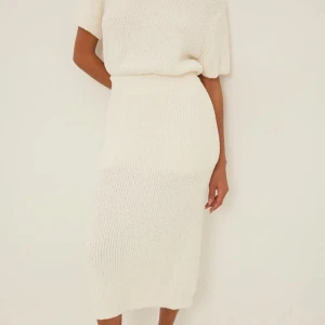 Stickad kjol - Aldrig använd stickad kjol från NAKD. Prislapp kvar, storlek XS. Den är krämvit🤍