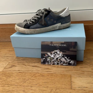 Phillipe Model - Säljer dessa snygga och äkta phillipe models i storlek 41. Helt okej skick skulle säga en 7/10 använd ett par gånger. Säljer dessa då jag växt ur dem. Pris kan diskuteras🙌