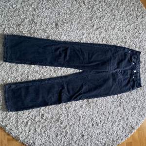 Säljer pga att dom är för små.  Fina jeans som är använda men fortfarande i bra skick!  De är höga i midjan och rak i benen.  Strl W26 L34 100kr+frakt