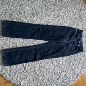 Säljer pga att dom är för små.  Fina jeans som är använda men fortfarande i bra skick!  De är höga i midjan och rak i benen.  Strl W26 L34 100kr+frakt