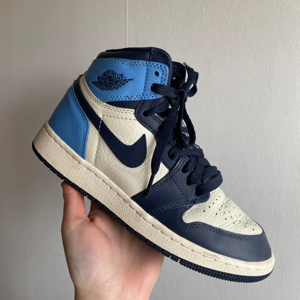 Köpte dessa för 4 års sedan, men knappt använda, köpte dem för runt 5000kr💙 Nike air jordan 1 retro high of university blue ”obsidian” . Skor.