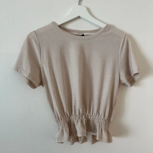 Beige topp - Beige topp från Gina tricot som är gammal och väl använd