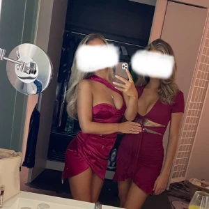 Miniklänning  - Supersnygg miniklänning, lite längre i bak. Perfekt att gå ut i.   Strl S. Använd en gång! 