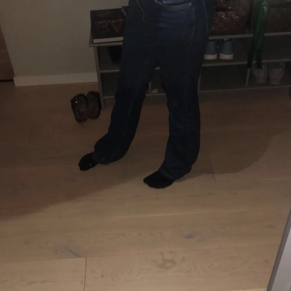 Mörkblåa modwaist  jeans ifrån Gina tricot, strlk 38 tall Är 173 och de passar perfekt i längden. Använda en gång 🫶🏼 De ser svarta ut på bilderna men är mörkblå . Jeans & Byxor.