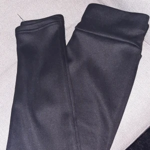 Fodrade byxor - Mjuka byxor med foder innuti, varm och skön men säljer då den är för liten på mig. Alltså helt oanvänd. Innerben längd cirka 62cm. Kontakta för mer info! 