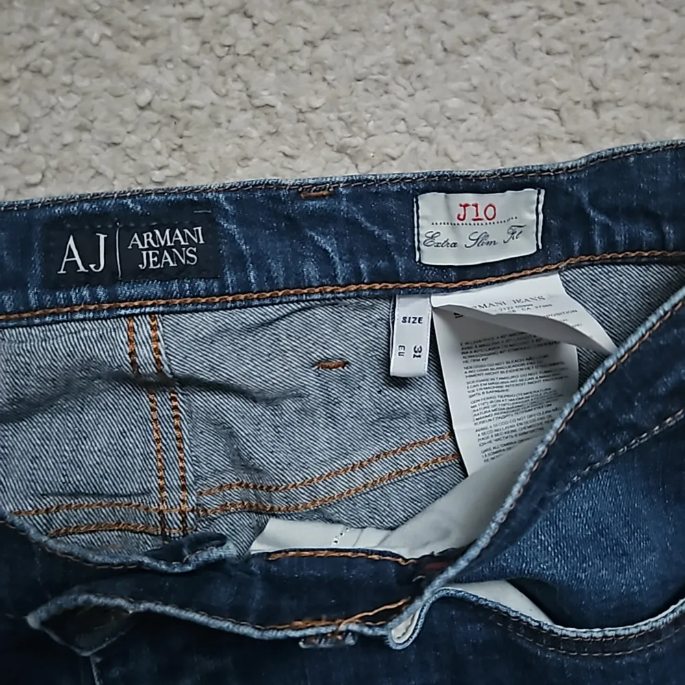 Armani Jeans (J10) i storlek 31, skulle chansa på S eller XS😊 Jättefint skick, ser nya ut! Nypris ca 1000 kr. Jeans & Byxor.