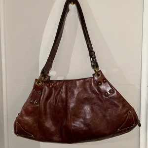 Söt väska - Säljer denna väskan då den inte kommit till använd, i gott skick. Fråga om du funderar på nåt❣️ Den har ett litet dragkedje fack i och två vanliga små fack i.