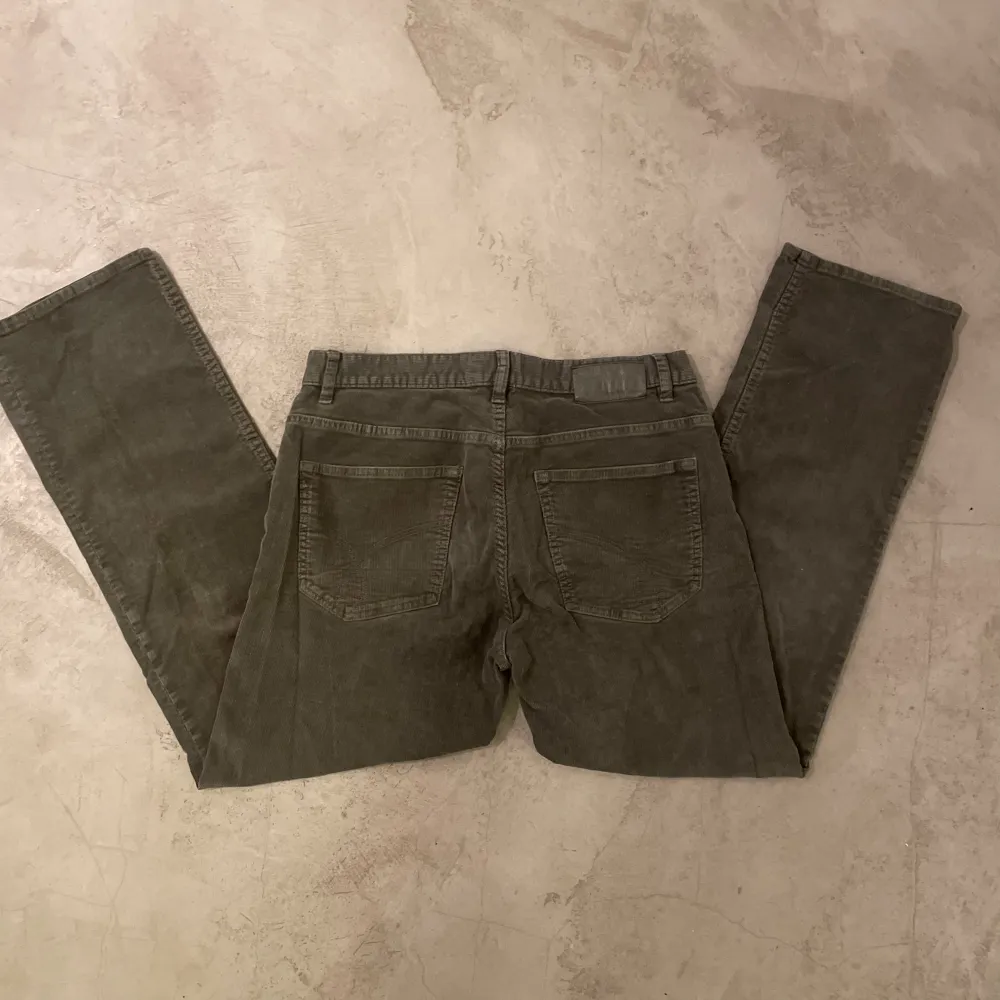 Snygga varmt gråa manchester byxor från calvin klein. Dem är 34 i midjan men sitter mer som 31 eller 32. Jag är 180 och de passar perfekt i längden. Bra skick utan fläckar eller slitage.. Jeans & Byxor.