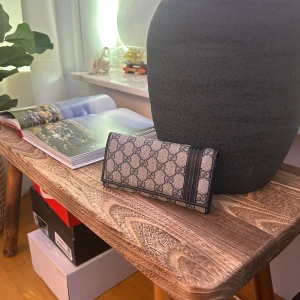 Gucci plånbok  - Nyskick (10/10) knappt använd. Nypris: 4500 Äkta vara För mer information eller bilder så är det bara att höra av sig//MVH Axel 