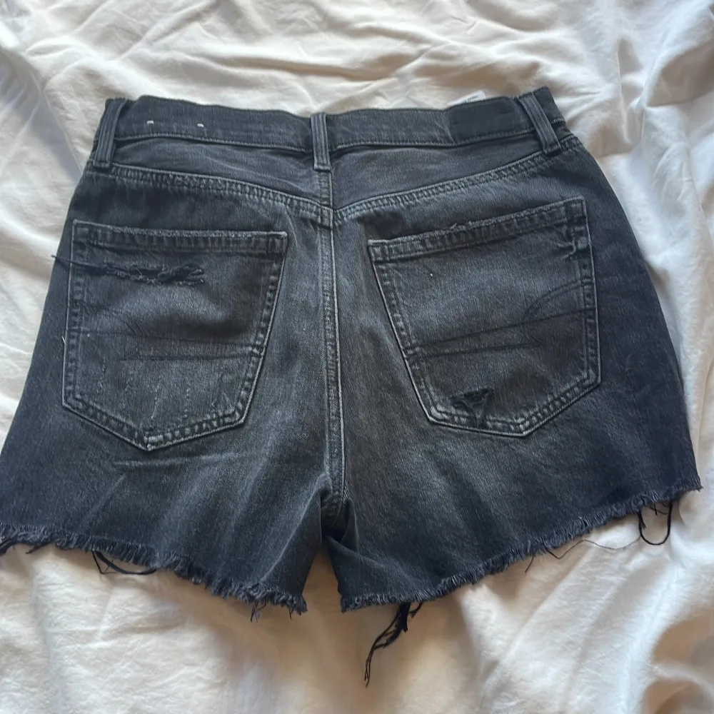 Snygga shorts inför sommaren från american eagle💗säljer då de inte kmr till användning . Shorts.