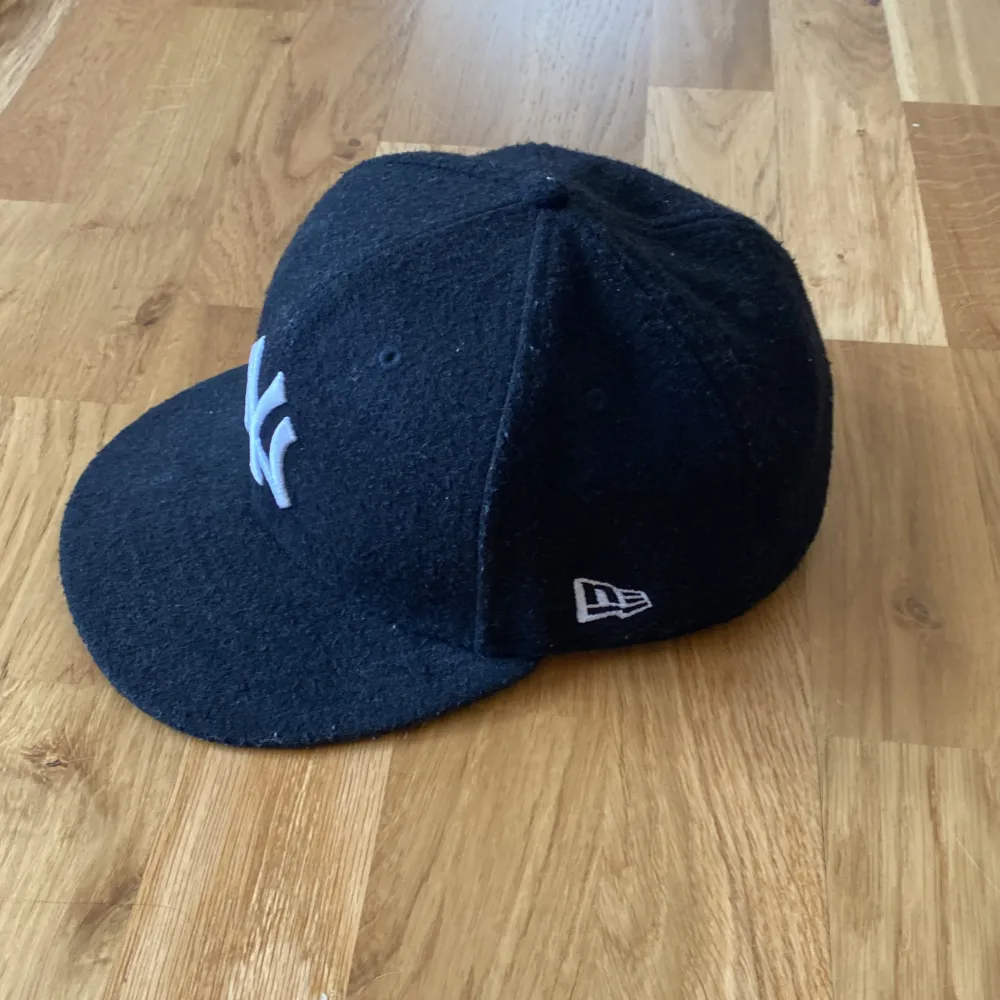 NEW ERA FITTED! nypris: 500 . Accessoarer.