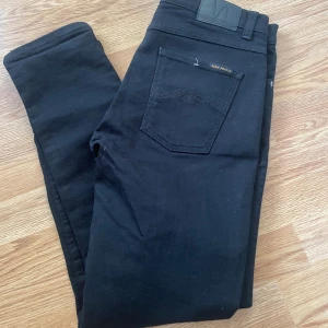 Nudie Jeans ”grim tim”  - ett par feta nudie jeans i modellen ”grim tim”, färg: svart.  storlek:33/32. säljer då dom blivit för små för mig( jag är 186) tveka inte på att höra av er vid frågor eller fundeirngar!💯 priset är ej hugget i sten!! mvh/Gustav