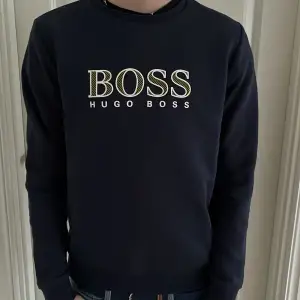Tja! Säljer denna feta Hugo Boss tröjan som är perfekt till sommaren och tröjan är som ny. Hör av er om ni har några frågor.💯🍾