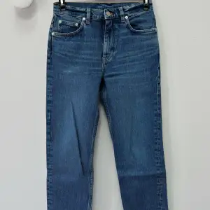 Arket jeans, modellen ”Regular Cropped Stretch”. Använt några gånger och är i mycket bra skick. Storlek 27 tum.