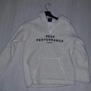 Fleece tröja elr jacka från peak performance.  Säljer då den var använd 2gnr. Pris kan diskuteras. Kom privat för mer bilder/info. Jag är 160 och har storlek S och den passar bra. Skitsnygg, sköna.