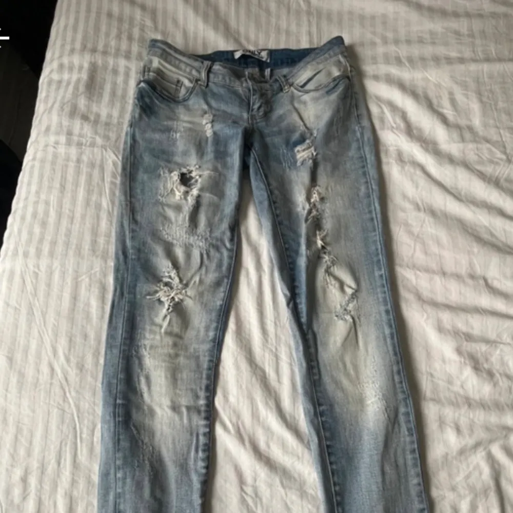 Lågmidjade jeans med hål i fint skick från märket only. Köpta på Vinted men passade tyvärr inte mig, därför har jag inga fler bilder.💗. Jeans & Byxor.