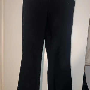 Kostymbyxa BikBok strl 38 - Kostymbyxa från BikBok i strl 38! Modellen heter Vilma🖤 snygga och bra skick 