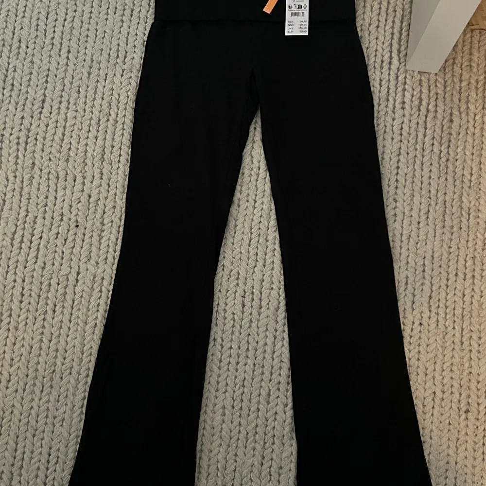 Säljer ett par helt nya svarta Low waisted yoga pants från Gina Young i storlek 158/164 ( passar som xs )💕kontakta bara för fler frågor (köparen står för frakten ). Jeans & Byxor.