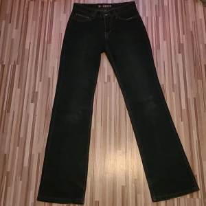 Lågmidjade Jeans - Säljer nu ett par ursnygga lågmidjade jeans. Köpta i Thailand för längesen men inte mycket använda. Bra skick, lite slitna i botten kanter och saknar 1 "knapp" på ena fickan (bild 3) men inget som märks. Använd gärna köp nu! 💗💗