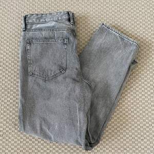 Tjena! Säljer nu dessa schyssta jeans från h&m i fint skick, inga defekter. Kontakta mig vid eventuella frågor.