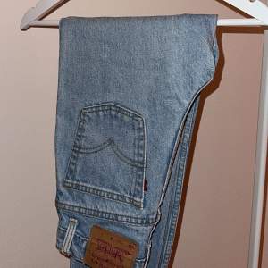 Levi’s jeans i modellen 521 tapered fit. Äldre modell därav andra måttangivelser (i byxan W 6 L ). Uppskattat till att vara W25 L 31 (normal längd, passar cirka 170cm). Exakta mått kan skickas.  Mycket fint skick och inga defekter.