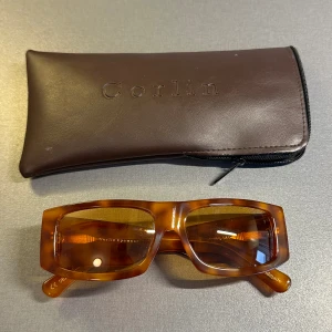 Corlin Eyewear solgalsögon  - Hailey i tortoise cinnamon, med fodral