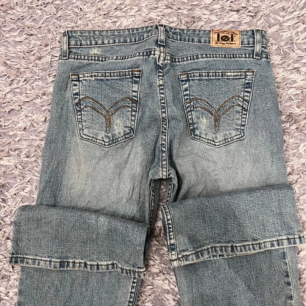 Ljusblåa Bootcut Jeans i Lowrise modell💗 Innerbensmåttet är på 84 cm och midjemåttet 40 cm. Modellen är 158cm.   Byxorna är lite skrynkliga men inte skadade eller smutsiga.  Frågor och funderingar är varmt välkomna😇  S4 113. Jeans & Byxor.