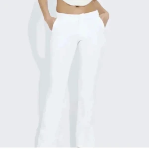 Bik bok kostymbyxor  - Säljer de här fina kostymbyxorna eftersom de inte Kmr till ngn användning, tyvärr💕(lånade bilder) (det kan förekomma lite smuts, som knapps syns dock)