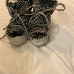 Vita vinter skor med fluf på  - Storlek 33cm  Andvänt lite men syns inte jättemycket  Fortfarande i bra sick  Köparen står för frakten 