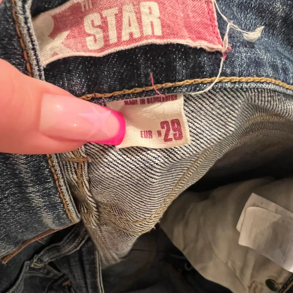 Snygga lågmidjade jeans med detaljer på fickorna i storlek w29. Bra skick men lite slitna på baksidan längst ner på byxorna men inget som syns jättemycket . Jeans & Byxor.