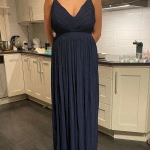 Blå balklänning - Marinblå långklänning, perfekt till balen. Strl M, passar även större byst. Axelbanden går att justera. Lite lång på mig som 170cm.  Från Nelly, aldrig använd och prislapp finns kvar. Finns ej kvar på Nelly hemsida men nypris var ca 700kr. 