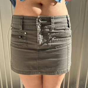 Minikjol - Militärgrön minikjol 