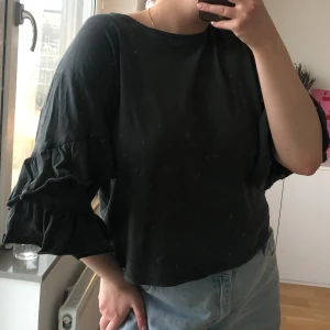 Grå/grön tröja med volang - Grå/grön tröja med volang-ärmar 🫶🏼