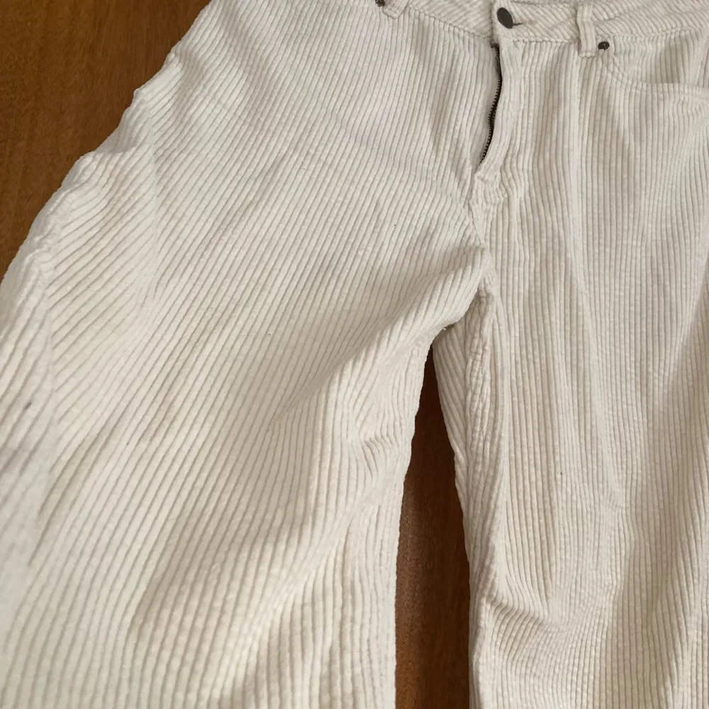Frächa och knappt använda vita manchesterbyxor från Lindex för dig mellan 12-14 år. Meddela om ni behöver mer information eller bilder!. Jeans & Byxor.