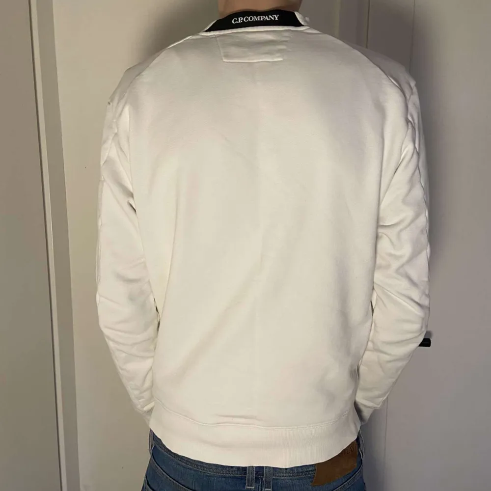 C.P Company tröja i strl XS/S | Nypris 1800kr | Liten knappt synlig defekt i mitten på tröjan | Hör av er vid frågor ✅. Hoodies.