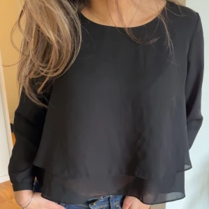 Svart Blus - Super gullig blus köpt i Frankrike, knappt använt den. Det är storlek M men passar som S🩷