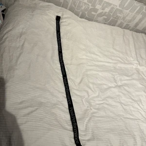 Peak performance skärp - Snyggt Peak performance skärp. Nypris runt 400 kr. Säljer då jag inte använder längre. Knappt använt. Kan möjligtvis va lite seg ibland men ska inte vara några konstigheter. Längd: 100 cm