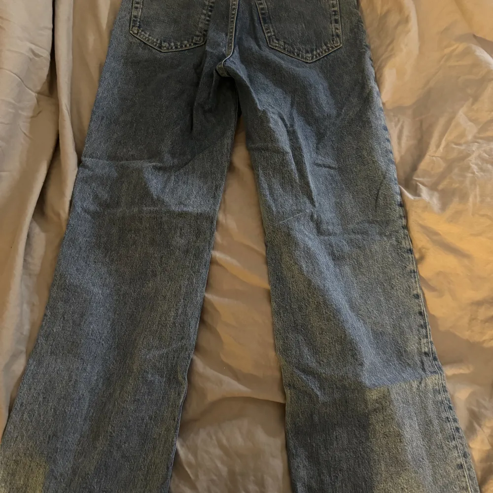 Målade utsvängda jeans i storlek 25, jeansen klarar av tvätt utan problem. Jeansen är från bikbok. Jeans & Byxor.