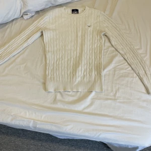 Gant stickad tröja  - Säljer nu denna stickade Gant tröja för jag har växt ut den, den kan va något mindre i storleken än S, jag är 180 och den är för liten för mig 