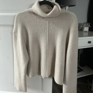 & Other Stories polotröja  - Fin stickad polotröja från & Other Stories i storlek S. Använd ett fåtal gånger så därav i fint skick.