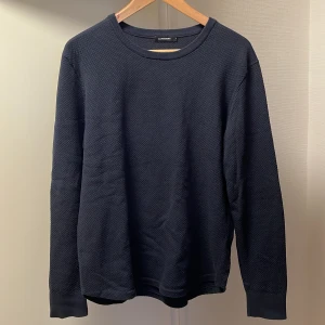 Mörkblå tröja från J.Lindeberg (stl L)  - En tunn mörkblå bomullströja från J.Lindeberg i bra skick!  Stl L, men den är liten i storleken   
