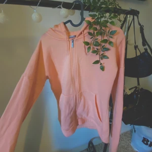 Kofta  - Sköljer denna underbara  mysiga träningströja från Puma. Den är lite smutsig på ena ärmen men de går att tvätta bort det, skriv för flera bilder🥰