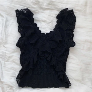 Zara volang spets topp - Super fin sommar topp som är slutsåld ifrån Zara. Är i riktigt bra skick och säljs då den aldrig kommit till användning!💓