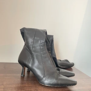 Svarta boots - Den här skorna ger helt klart en early 2000’s vibe! De går upp ända till knäna och de passar också er som har större vader (mig inkl.) säljer för att jag inte har mycket användning för dem! 